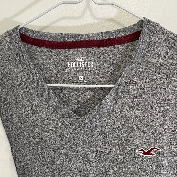 Hollister Men’s Short-Sleeve V-Neck Tee Trio - White, Gray, Navy - Picture 3 of 4